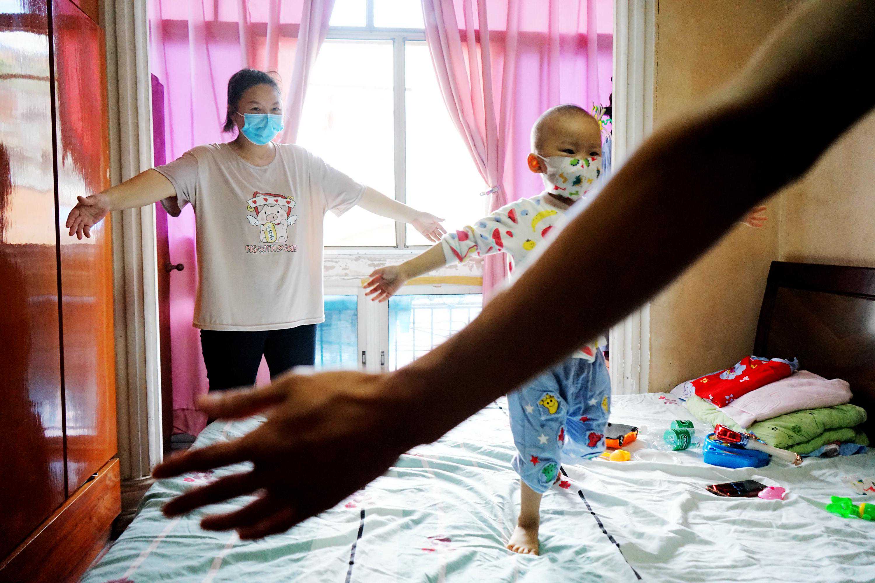 湖北35岁不孕女子试管生三胞胎，成活一男一女，两年后心如刀绞