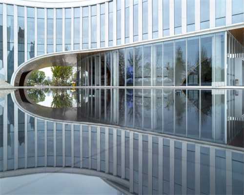 79岁岳父住我家16年没出一分钱，他过世时，指着床下的老坛子